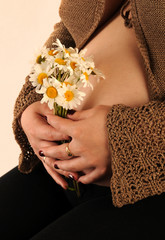 Kobieta w ciąży z kwiatami