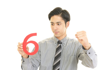 数字の6を持つ男性