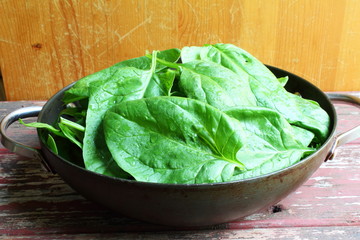 spinach leaves on wooden background 