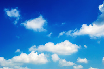 Fototapeta premium błękitne niebo z naturą zbliżenie chmura