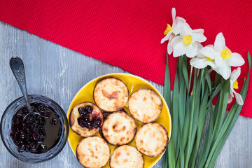 cheesecakes with narcissus top view