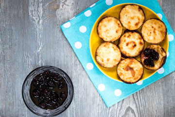 cheesecakes on blue servette with polka dots top view