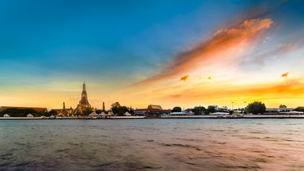 Naklejka premium Wat Arun - the Temple of Dawn in Bangkok, Thailand