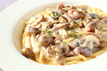 キノコのクリームパスタ