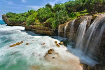 Fototapeten Schöner Jogan-Wasserfall, der in den Ozean fällt © Mazur Travel