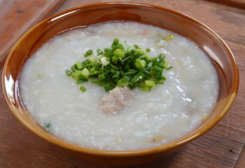 rice porridge topping slice spring onion