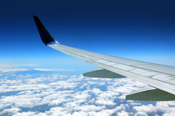 Obraz premium Airplane wing with blue sky