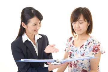 接客をする女性