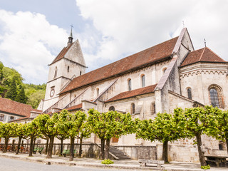 Fototapeta na wymiar Saint-Ursanne, St-Ursanne, Altstadt, Kirche, Stiftskirche, Kirchplatz, Jura, Doubs, Schweiz