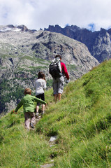 Fototapeta na wymiar randonnée en famille - alpes