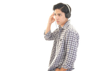 ヘッドフォンをする男性