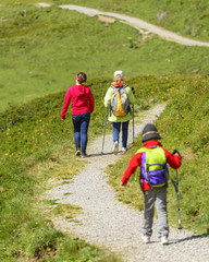 Jugendliche beim Wandern