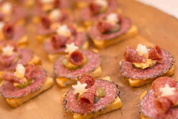 lecker garnierte Wurstplatte