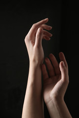 Mani femminili che si toccano