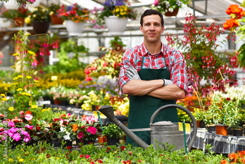 "Beruf Gärtner, Portrait in einem Gewächshaus mit bunten Blumen