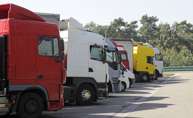Lkw`s auf einem rastplatz