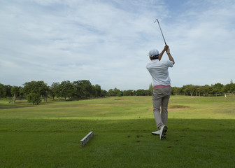 Fototapety  szerokie pole golfowe w bardzo ładny dzień latem z graczem