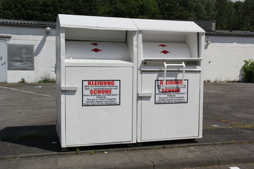 weiße Altkleidercontainer