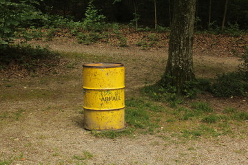 Obraz premium Mülltonne - Gelber Mülleimer im Wald mit Baum