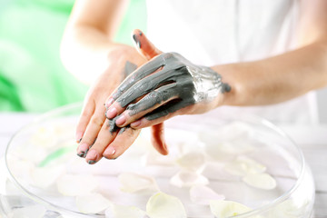 Manicure, masaż i maseczka odżywcza na dłonie