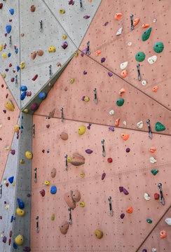 Sportklettern an einer Kletterwand 