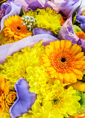Gelber Blumenstrauß mit Herz zum Muttertag