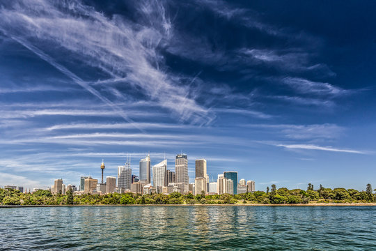 Blick auf die Downtown von Sydney mit extram blauen Himmel