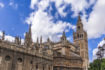 Fototapeta na wymiar Kathedrale von Sevilla mit ehemaligem Minarett als Glockenturm