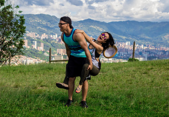 jóvenes  divirtiéndose 