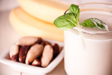 Koktajl bananowy. © ramzeslw