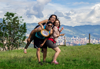 adolescentes jugando