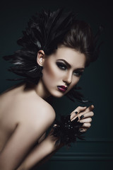 Девушка в перьях © fotomasterica