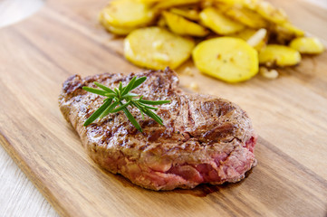 Rindersteak mit Bratkartoffeln