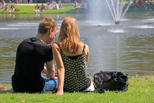 junges paar am teich 
