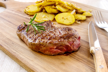 Rindersteak mit Bratkartoffeln