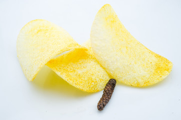 Pikante Kartoffelchips und Lanpfeffer