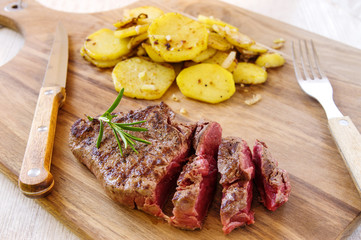 Rindersteak mit Bratkartoffeln
