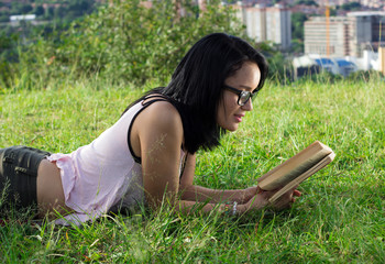 mujer leyendo un libro