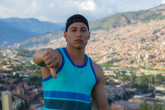 hombre da se&ntilde;a de desaprobaci&oacute;n 