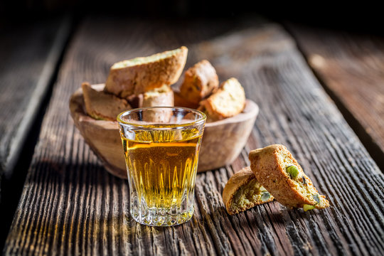 Crispy cantucci with wine