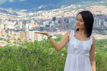 mujer joven latina