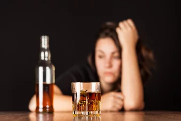 Gordijnen Alcoholisme, alcohol, alcoholist. © BillionPhotos.com