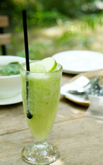 Apple frappe drinks with apple slide on top