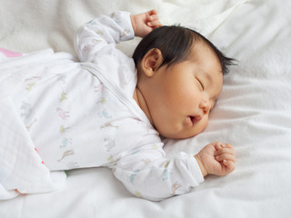 お昼寝する赤ちゃん