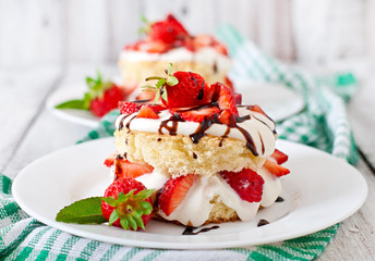 Sponge cake with cream and strawberries