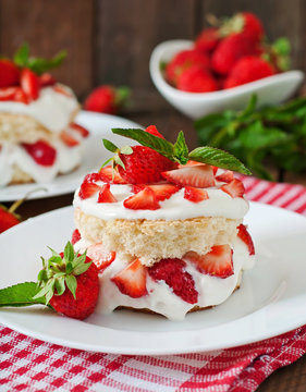 Sponge cake with cream and strawberries