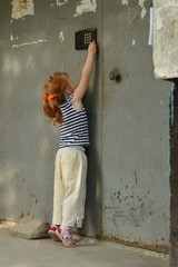 Маленькая девочка открывает дверь подъезда ключом...