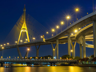 Obraz premium Bhumibhol bridges over Chaophraya river in evening period