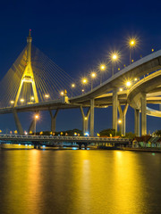 Obraz premium Bhumibhol mosty nad rzeką Chaophraya w okresie wieczornym