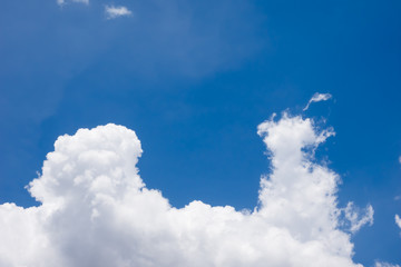 Obraz premium White cloud on blue sky